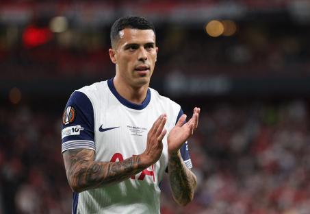 Pedro Porro of Tottenham Hotspur clapping.