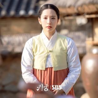 Kim Ji Yeon Shoots A Furious Look At Yook Sungjae And Shin Seul Ki In “The Haunted Palace” 3