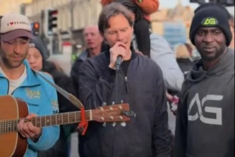 Pop star with huge hit unrecognisable as he performs in the street and fans ask ‘what happened to him?’
