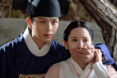 Yook Sungjae And Kim Ji Yeon Hold Their Breath In Fear On “The Haunted Palace”