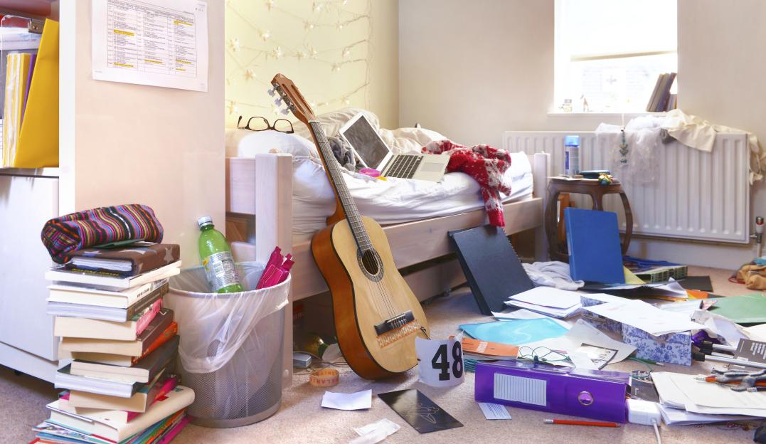 Teenage-girls-untidy-bedroom-750754357