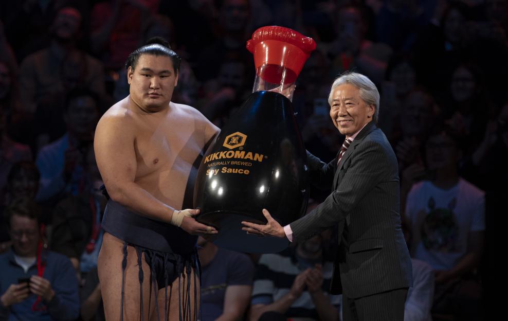 Sumo Sensation Hoshoryu Receives Giant Soy Sauce Bottle After Claiming Grand Champion Title at Royal Albert Hall!