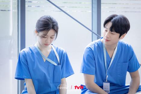 Go Youn Jung, Shin Si Ah, Kang You Seok, And Han Ye Ji Grow Closer Through Chaos And Comfort In “Resident Playbook” 4