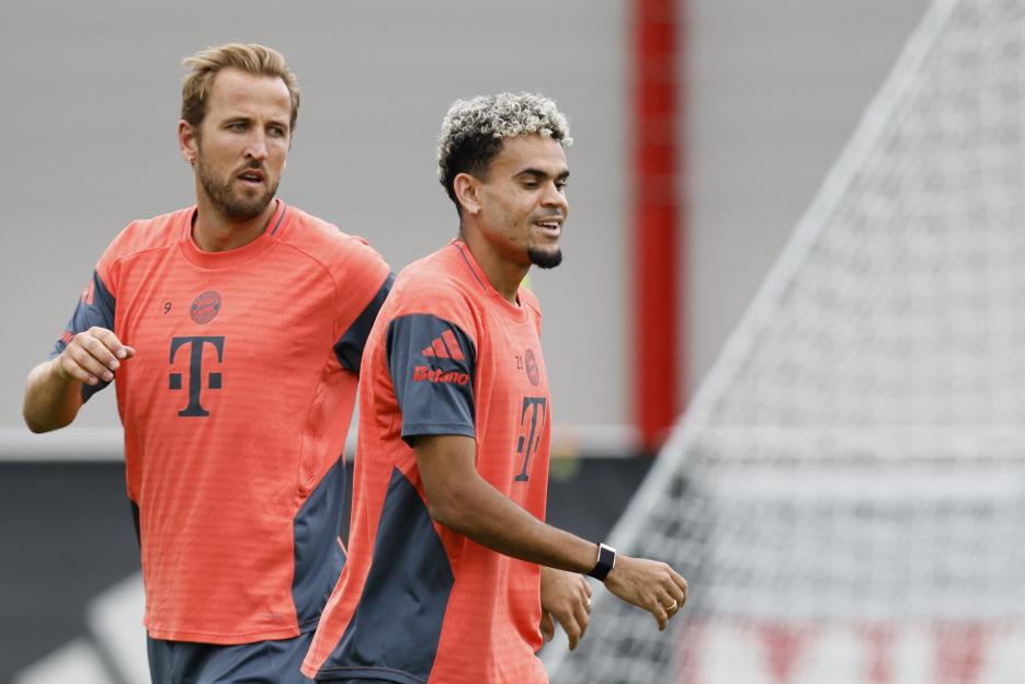 Bayern Munich forwards Luis Diaz and Harry Kane during a training session.