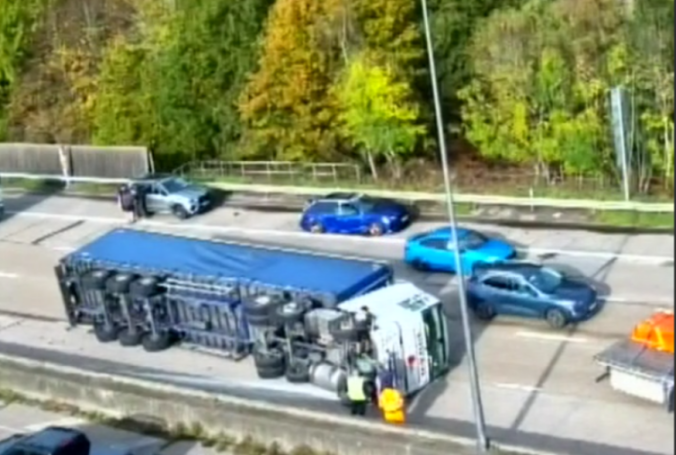 M25 Shut Down After Lorry Flip Causes Major Traffic Delays for Drivers