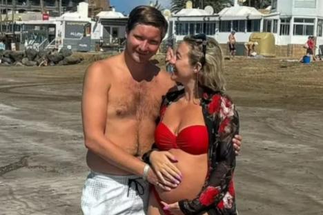 Pregnant Kelsey Parker shows off her growing bump in red bikini on babymoon with boyfriend Will