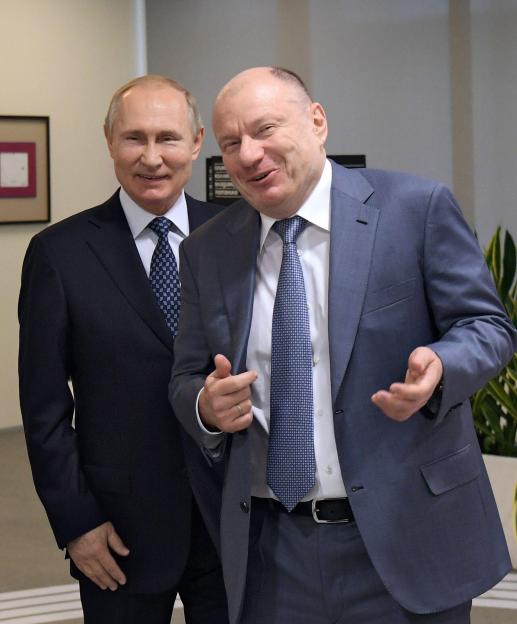Vladimir Putin and Vladimir Potanin at a meeting.