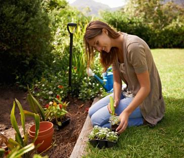 A young woman gardeninghttp://195.154.178.81/DATA/i_collage/pi/shoots/783490.jpg