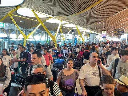 Passengers waiting at Barajas Airport in Madrid due to a computer systems incident.