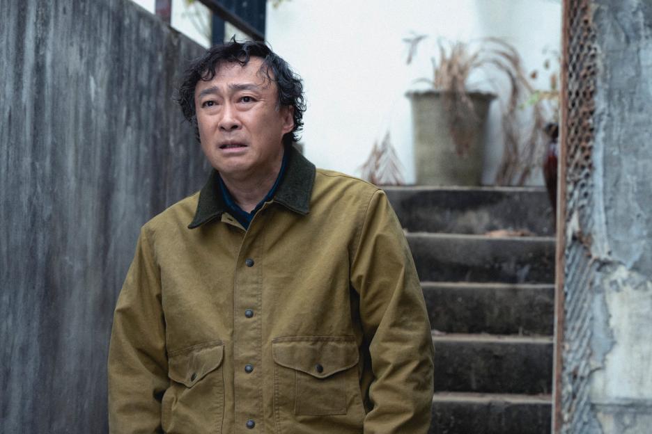 Lee Sung Min Transforms Into A Paper Industry Veteran Seeking Reemployment In New Film “No Other Choice”