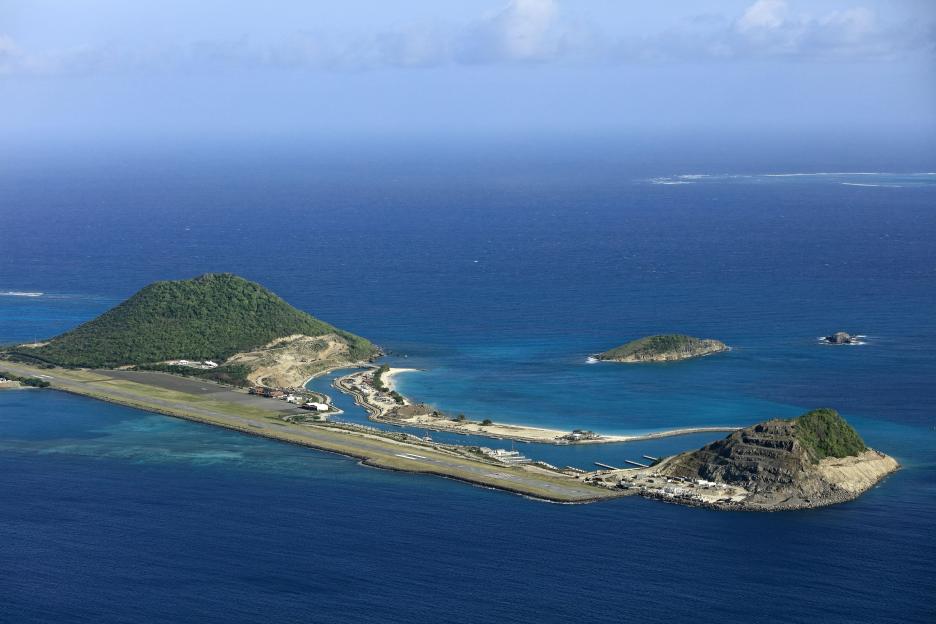 Aerial view of Canouan Island, Charlestown and its airport, and two islets.