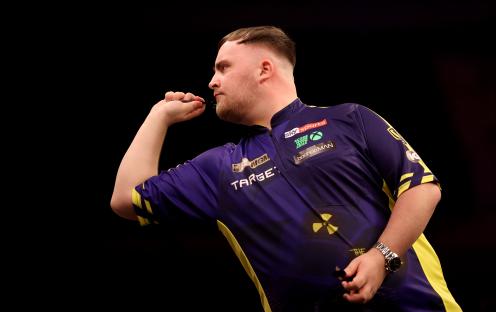 Luke Littler throwing a dart.