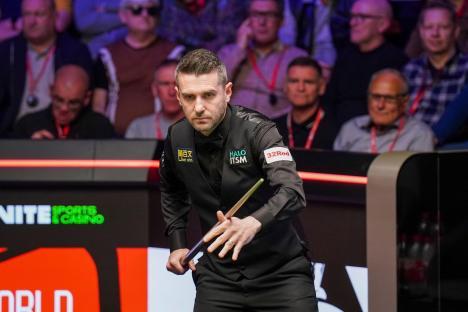 Mark Selby playing snooker.