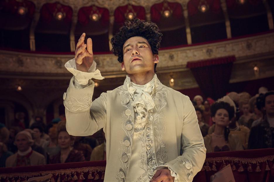 Will Sharpe as Amadeus in a theatre.