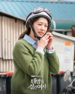 Jang Shin Young And Yoon Ah Jung Portray Contrasting Lives As Single Mother And Chaebol Heiress In “The Woman Who Swallowed The Sun” 4