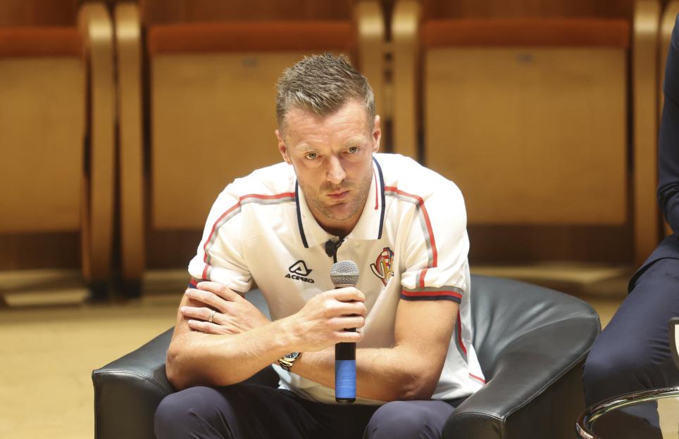 ‘You must be one of the doubters’ – Tense moment Jamie Vardy disagrees with reporter in live TV interview