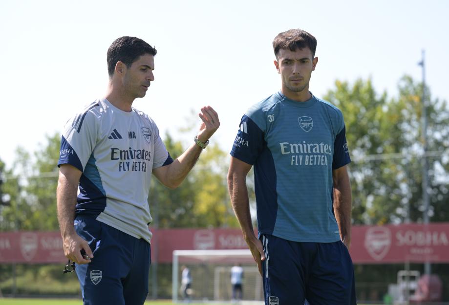 Arsenal manager Mikel Arteta talking to Martin Zubimendi during a training session.