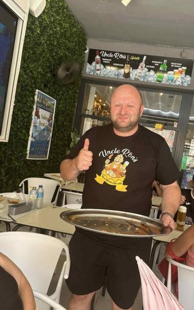 Person wearing a shirt that says "Uncle Ron's, Home of the 1€ Pint".