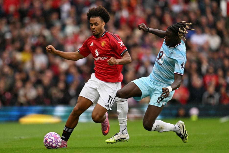 Manchester United's Joshua Zirkzee and Burnley's Lesley Ugochukwu vying for the ball during a soccer match.