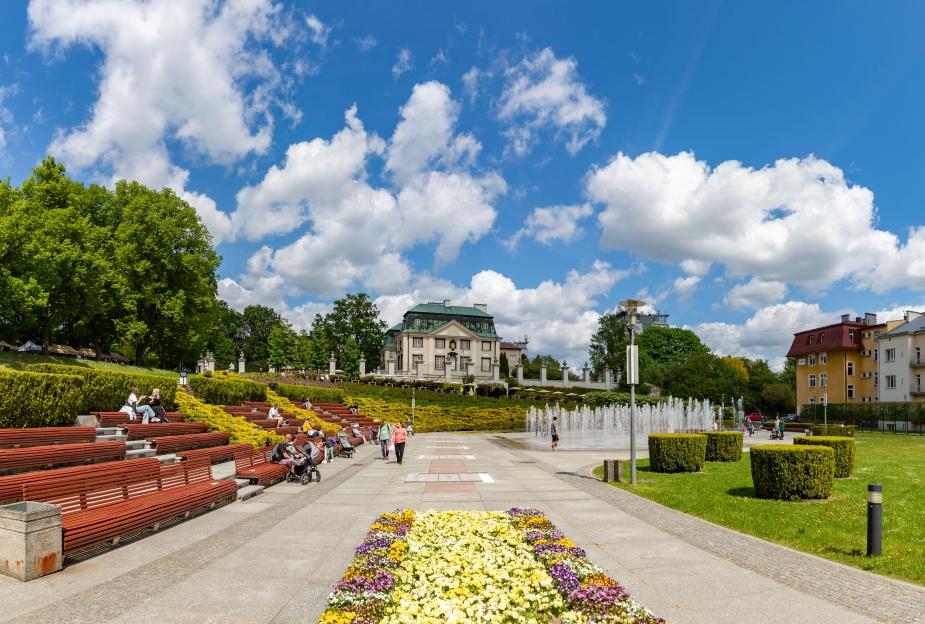 Home Army Square with the Multimedia Fountain on the far right and the Lubomirski Summer Palace on the hill.