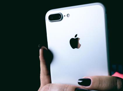 Woman holding an iPhone 7 Plus.