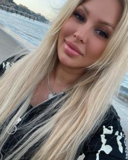 Niko Honarbakhsh, wife of a former DEA agent, on a beach.