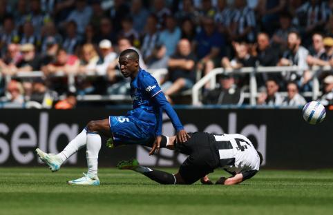 Chelsea's Nicolas Jackson fouls a Newcastle United player, resulting in a red card.