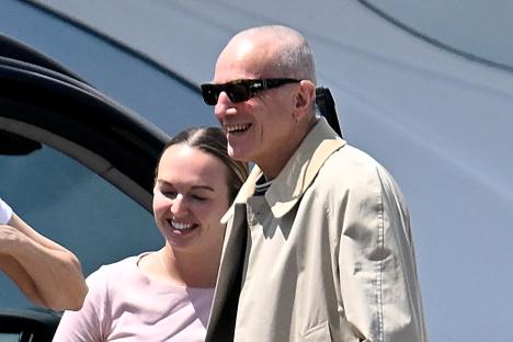 Extremely reclusive Hollywood star makes very rare public appearance with wife – can you guess who he is?
