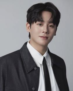 Lee Jung Ha Poses In Charming New Profile Photos 3