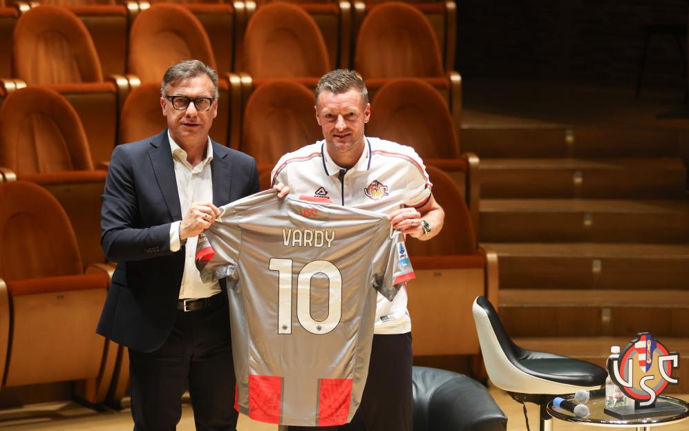 Jamie Vardy at his Cremonese team presentation.