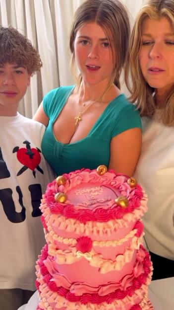 Darcey's 18th birthday cake with her family.