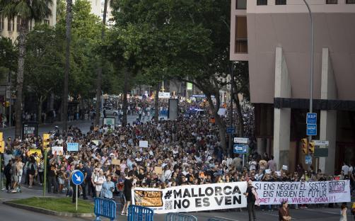 Protestors in Palma de Mallorca holding banners that read “Mallorca is not for sale”;; and “If they deny us housing, they deny us the future. Right to decent housing!!!”;;