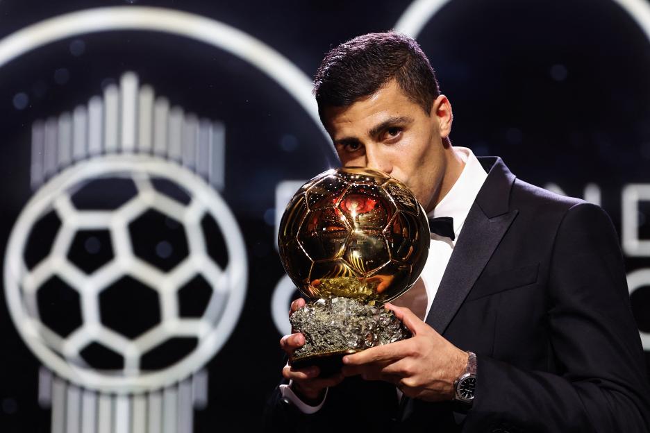 Rodri kissing the Ballon d'Or award.