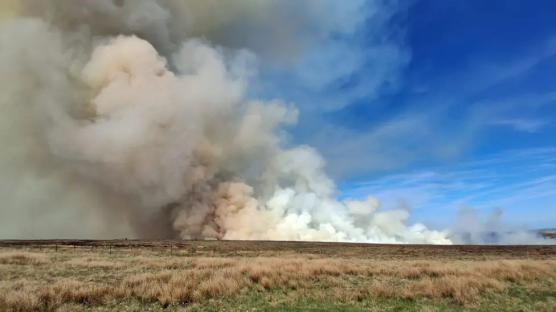 Huge blaze breaks out on UK moors sending thick plumes of smoke billowing through sky with road 7 pub forced to shut