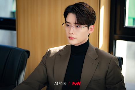 Lee Jong Suk Is A Skilled Associate Lawyer Who Enjoys Stability And Hearty Meals In &#8220;Law And The City&#8221; 5