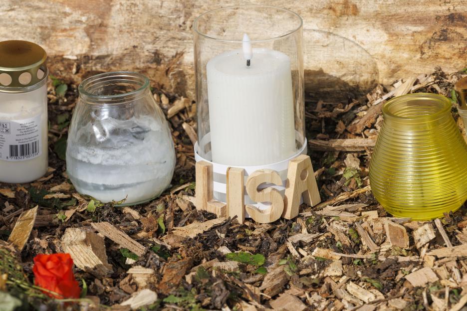 Tributes to Lisa at a cycle path.