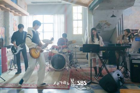 Ha Yoo Joon, Park Ji Hu, And Lee Seung Hyub's Campus Band Gears Up For Their First Big Performance In “Spring Of Youth”; 3