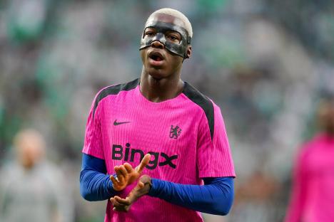 Why is Chelsea midfielder Moises Caicedo wearing a mask?