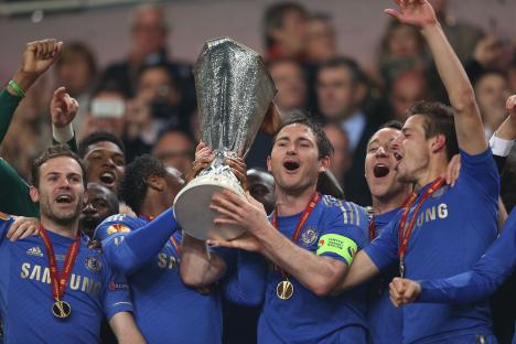 Frank Lampard lifting a trophy with his Chelsea teammates.