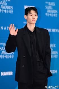 Stars Grace The Red Carpet At 61st Baeksang Arts Awards 6
