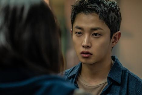 Kim Min Seok, Han Soo Ah, And Ryu Kyung Soo Are Caught In Unsettling Horror Of Mysterious &#8220;Noise&#8221; In New Film 9