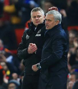 Ole Gunnar Solskjaer and Jose Mourinho shaking hands after a soccer game.