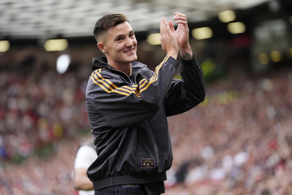 Benjamin Sesko, new Manchester United signing, applauding in front of a crowd.