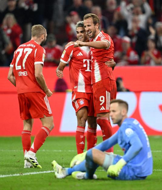 Harry Kane and teammates celebrating a goal.
