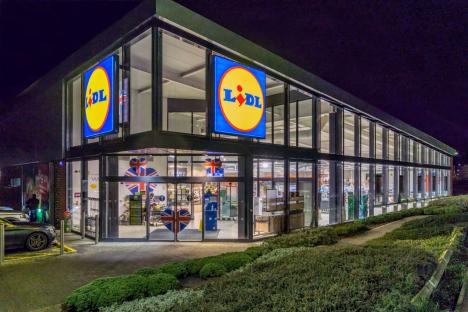 Lidl’s ‘must-have’ gardening gadget which can transform your lawn for spring is selling £150 cheaper than B&Q version