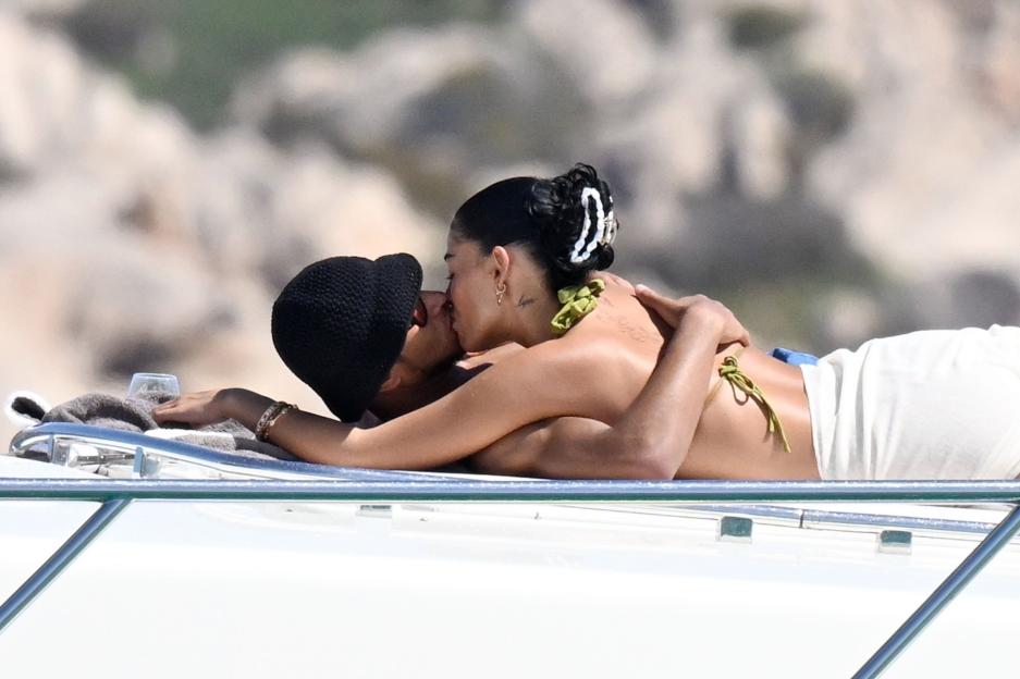 Jude Bellingham and his girlfriend kissing on a yacht.