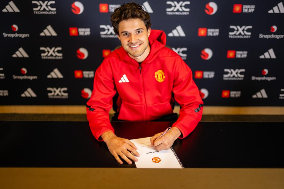 Senne Lammens signing for Manchester United.