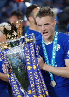 Jamie Vardy holding the Premier League trophy.