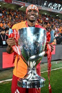 Victor Osimhen of Galatasaray holding the Ziraat Turkish Cup trophy.