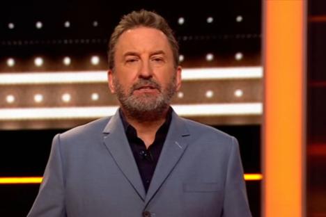 The 1% Club’s Lee Mack shocked as record number use pass on difficult word question – but can you get it right?